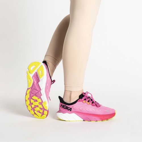 Кросівки для бігу жіночі HOKA Arahi 6 strawberry/black