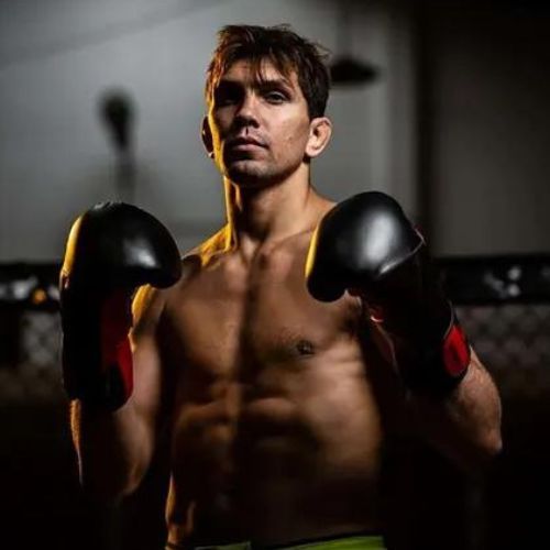 Боксерські рукавички для муай-тай DBX BUSHIDO "Hammer - Red" чорні/червоні