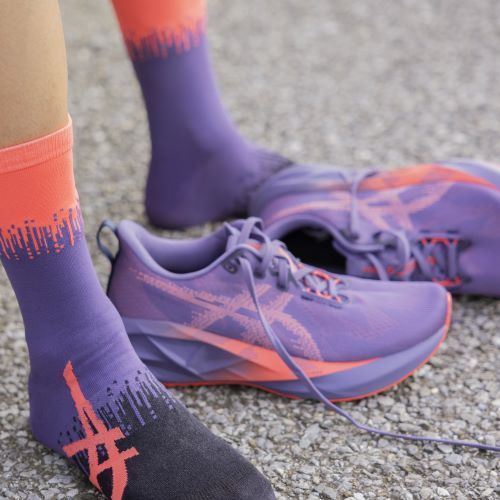 Кросівки для бігу жіночі ASICS Novablast 5 greyish purple/coral reef