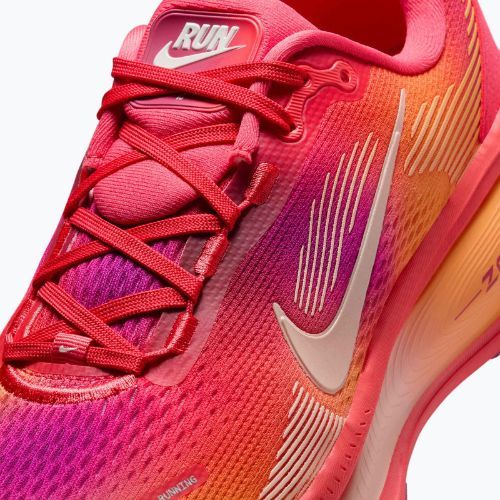 Кросівки для бігу жіночі Nike Vomero 18 SE ember glow/sweet beet/marrakesh/washed coral