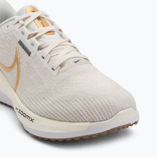Кросівки для бігу жіночі Nike Vomero 17 phantom/light bone/sail/metallic gold