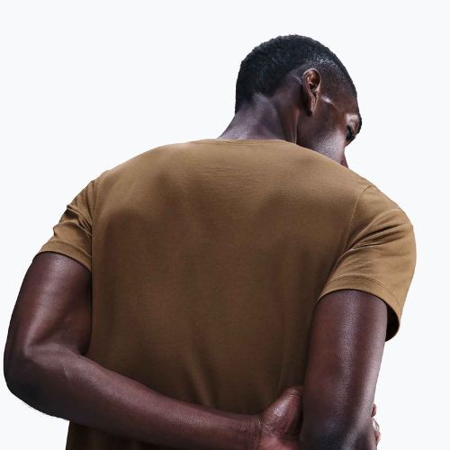 Футболка чоловіча Nike Sportswear Club mosswood brown