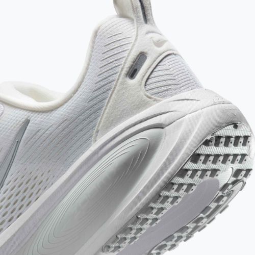 Кросівки для бігу жіночі Nike Vomero 18 white/photon dust/metallic silver