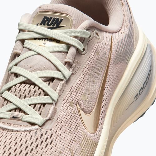 Кросівки для бігу жіночі Nike Vomero 18 SE cream ii/coconut milk/metallic gold grain