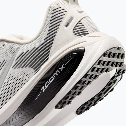 Кросівки для бігу чоловічі Nike Vomero 18 summit white/metallic silver-black