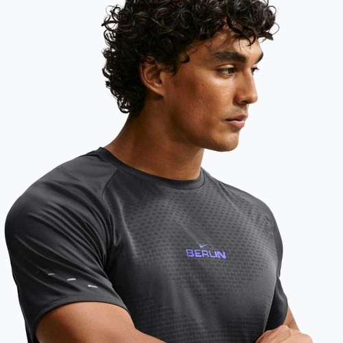 Футболка для бігу чоловіча Nike Stride anthracite