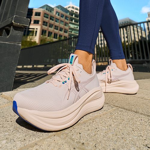 Кросівки для бігу жіночі ASICS Gel-Nimbus 28 white/sun coral