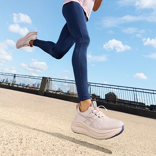 Кросівки для бігу жіночі ASICS Gel-Nimbus 28 white/sun coral
