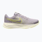 Кросівки для бігу жіночі Nike Run Defy silver lilac/sail/cream ii/fennel