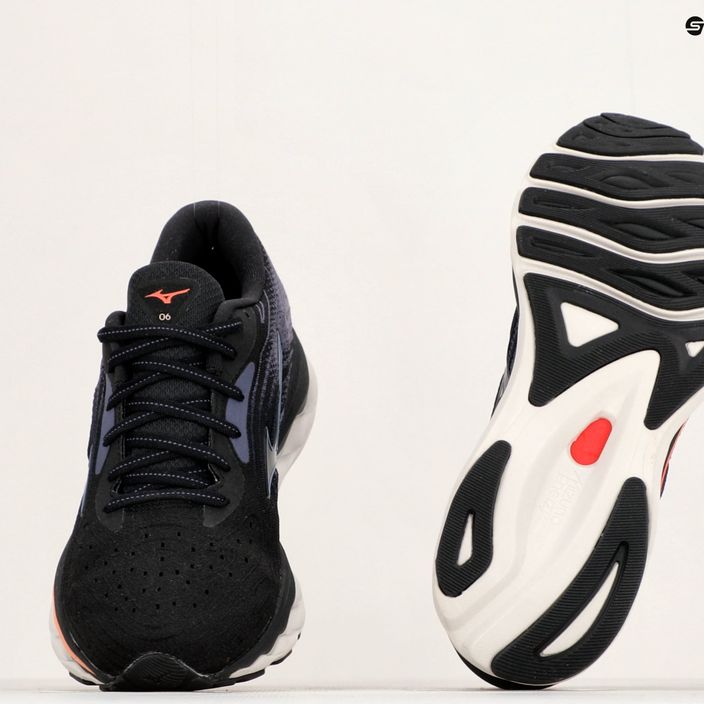 Жіночі бігові кросівки Mizuno Wave Sky 6 чорний/квіссілвер/гарячий корал 12