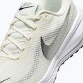 Кросівки для бігу жіночі Nike Revolution 8 sail/white/black/metallic silver 7