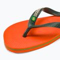 Помаранчеві шльопанці з логотипом Havaianas Brasil на заході сонця 7