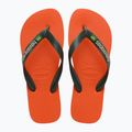 Помаранчеві шльопанці з логотипом Havaianas Brasil на заході сонця 10