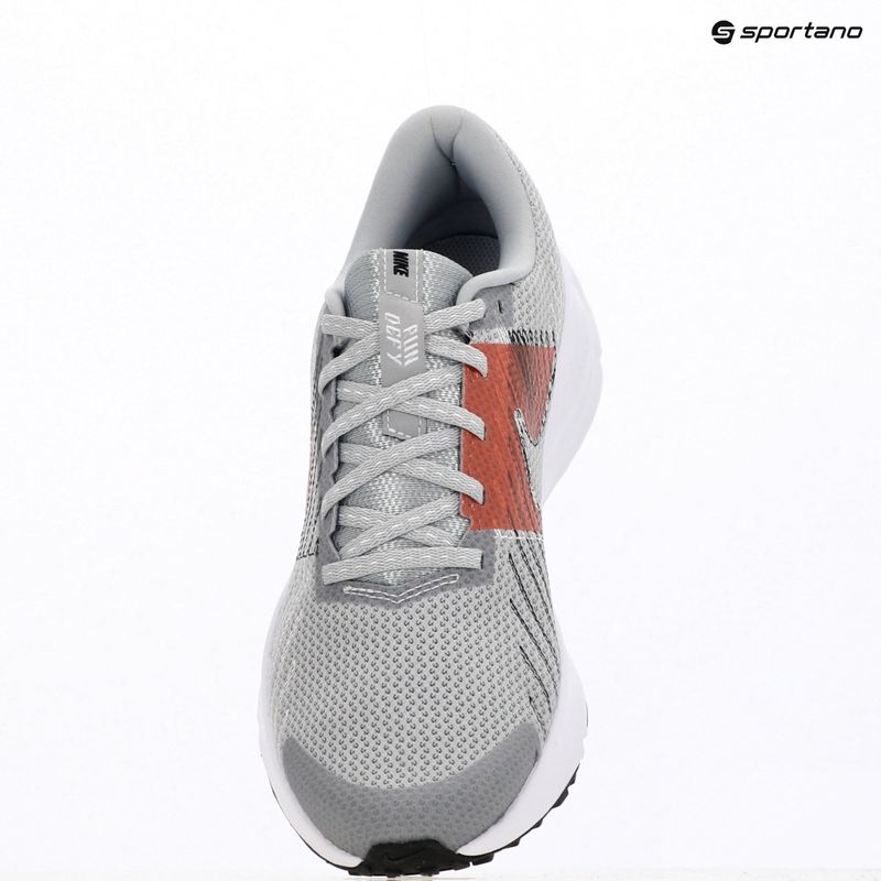 Кросівки для бігу чоловічі Nike Run Defy wolf grey / bright crimson / black / white 11