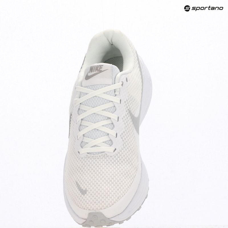 Жіночі кросівки для бігу Nike Revolution 8 white/pure platinum 18
