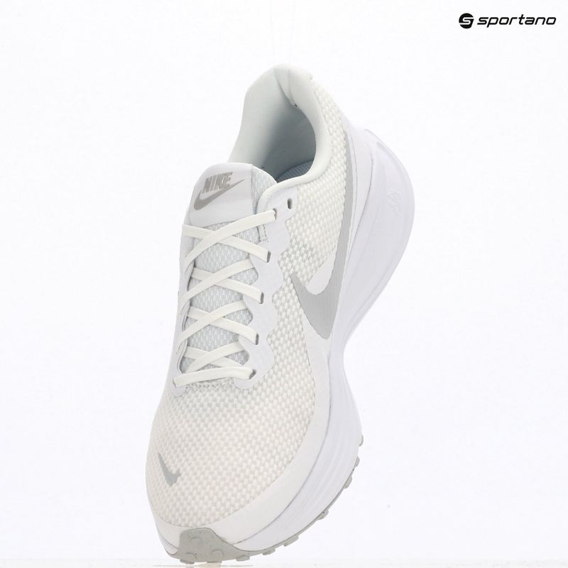 Чоловічі бігові кросівки Nike Revolution 8 white/pure platinum 9