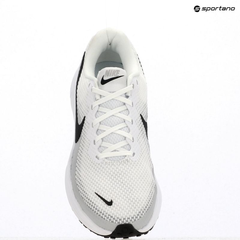 Жіночі бігові кросівки Nike Revolution 8 Extra Wide white/pure platinum/black 19
