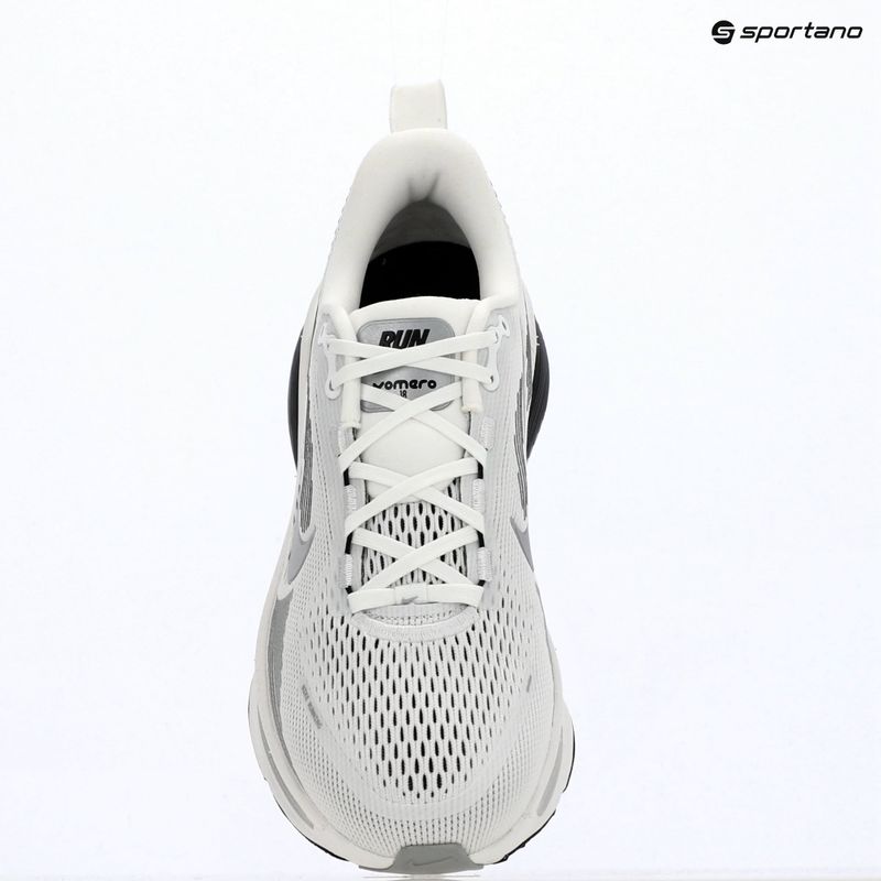 Кросівки для бігу чоловічі Nike Vomero 18 summit white/metallic silver-black 13