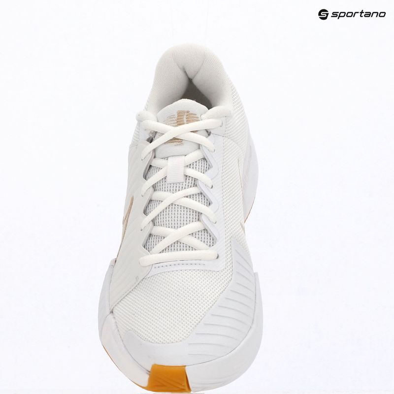 Кросівки тенісні жіночі Nike GP Challenge Pro white/summit white/linen/light orewood brown 7