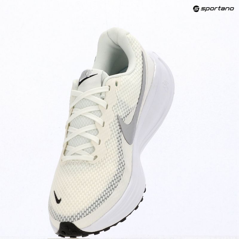 Кросівки для бігу жіночі Nike Revolution 8 sail/white/black/metallic silver 18