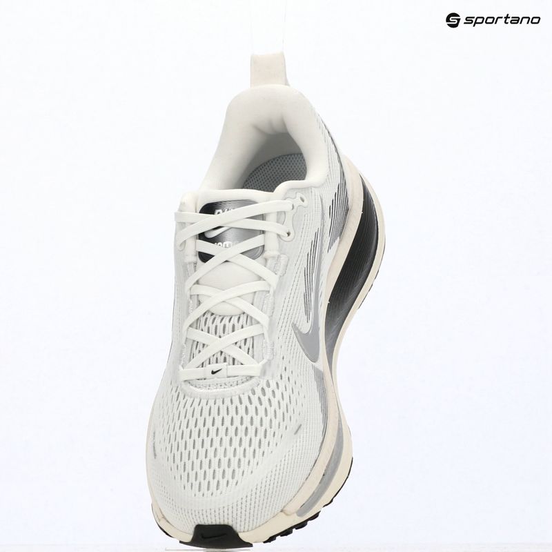 Кросівки для бігу жіночі Nike Vomero 18 summit white/sail/metallic silver 16
