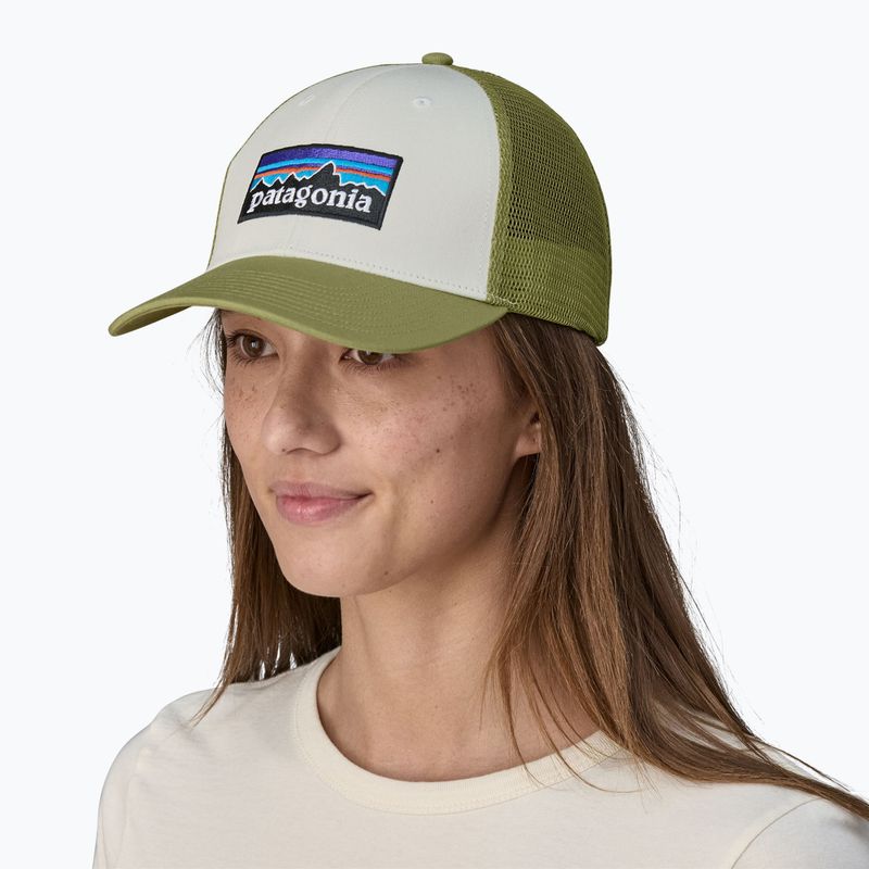 Бейсболка Patagonia P-6 Logo LoPro Trucker біла/зелена з бакенбардами 3