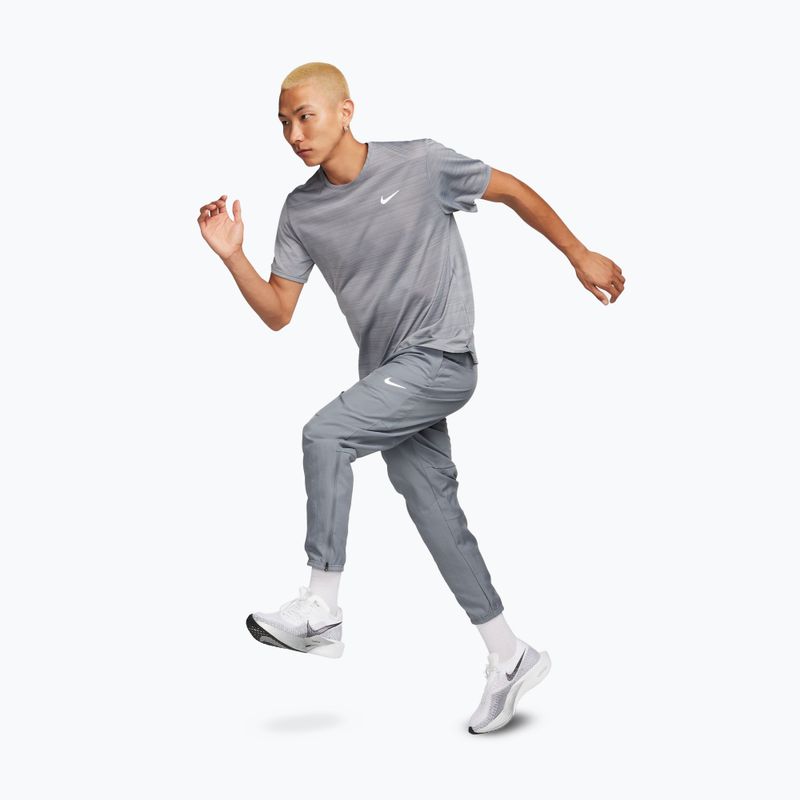 Чоловічі штани Nike Dri-Fit Challenger Woven smoke grey/black 2