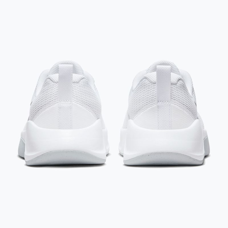 Кросівки для тренувань жіночі Nike MC Trainer 3 white/photon dust/metallic platinum 4