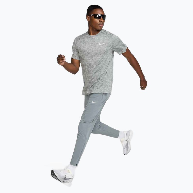 Футболка для бігу чоловіча Nike Stride ADV smoke grey / heather 2