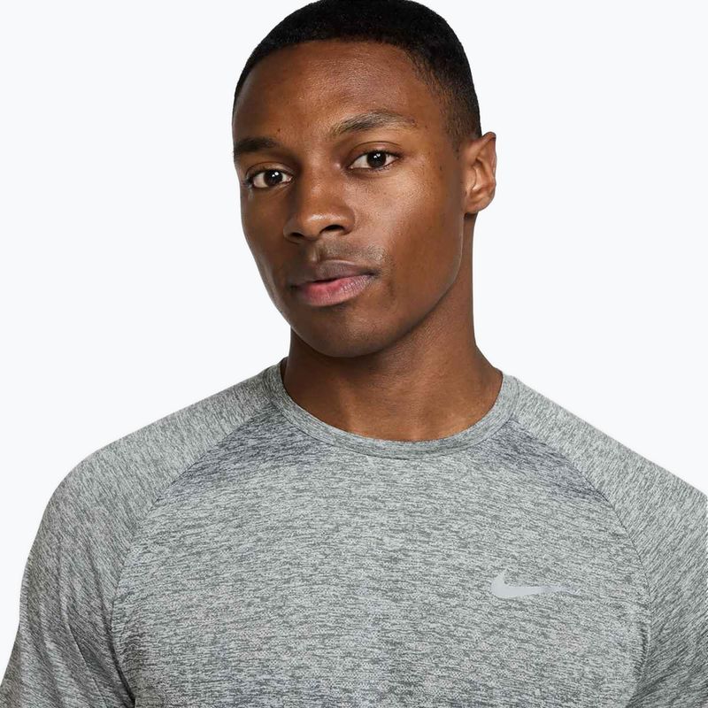 Футболка для бігу чоловіча Nike Stride ADV smoke grey / heather 3