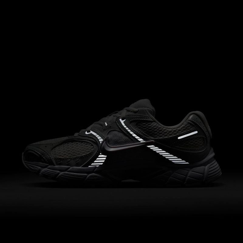 Кросівки жіночі Nike V5 RNR white/black/metallic silver/white 9