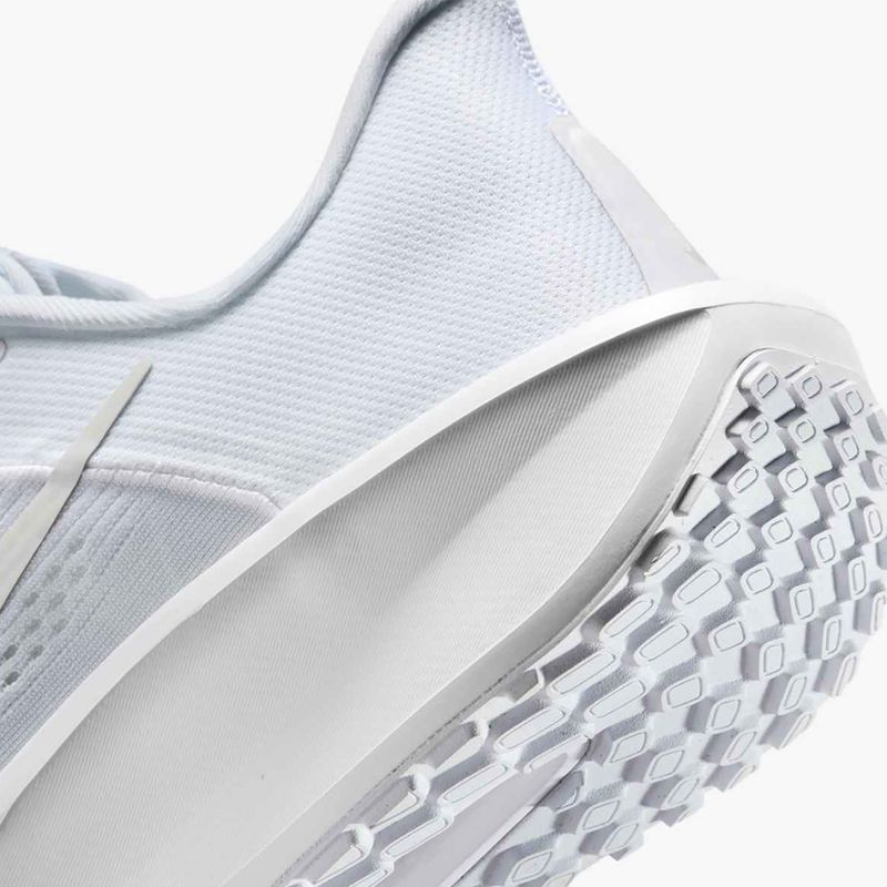 Кросівки для бігу чоловічі Nike Quest 6 white / platinum tint / white 9