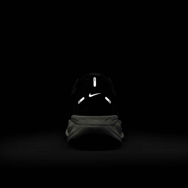 Кросівки для бігу жіночі Nike Vomero 18 black/coconut milk/summit white 9