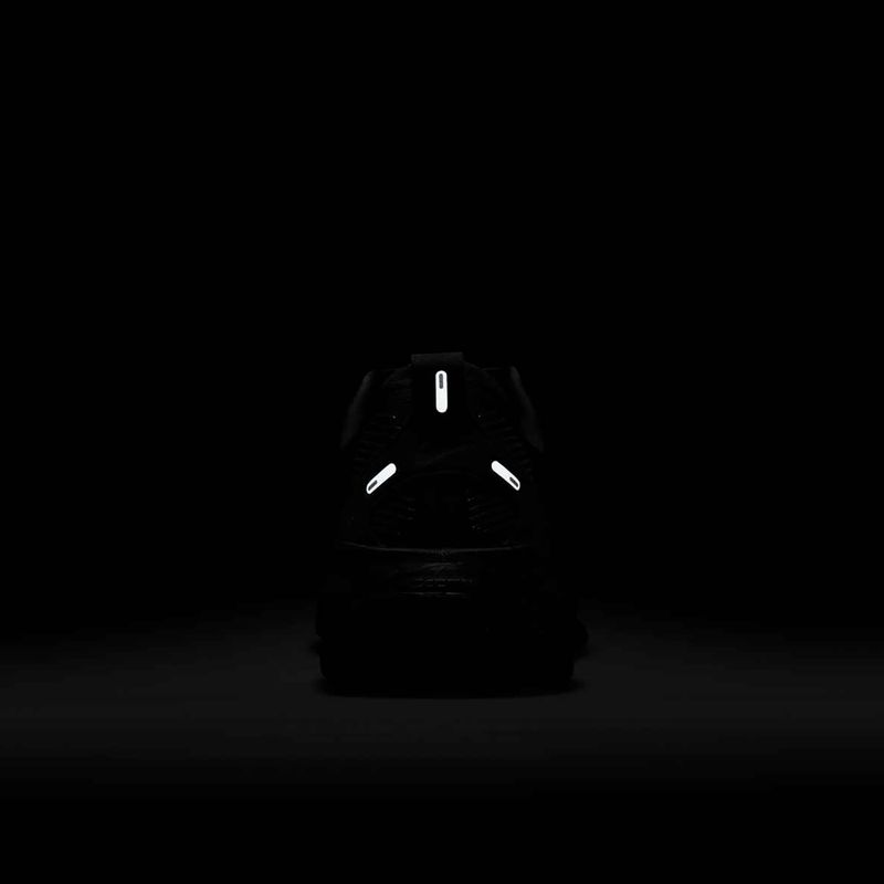 Жіночі бігові кросівки Nike Vomero 18 black/dark smoke grey/light smoke grey/black 8