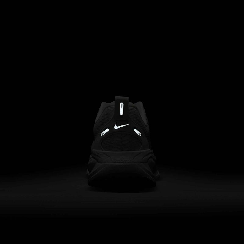 Жіночі бігові кросівки Nike Vomero 18 white/photon dust/metallic silver 10