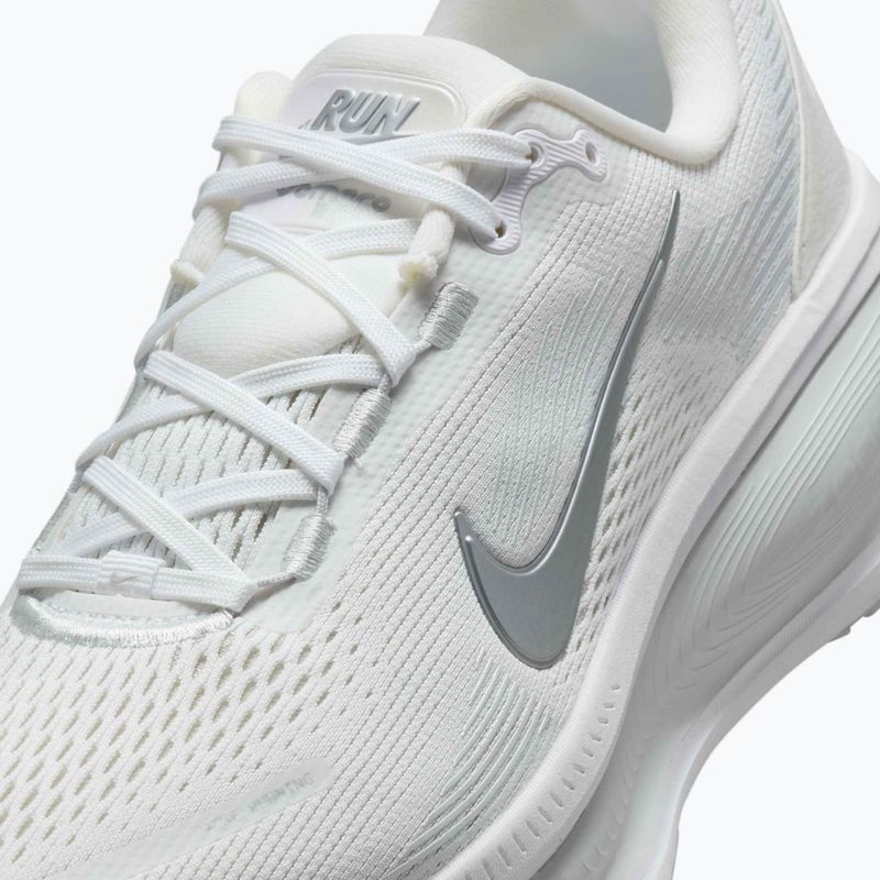 Жіночі бігові кросівки Nike Vomero 18 white/photon dust/metallic silver 11