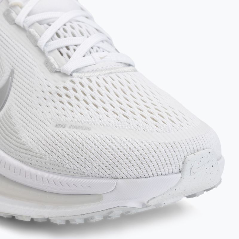 Кросівки для бігу жіночі Nike Vomero 18 white/photon dust/metallic silver 7