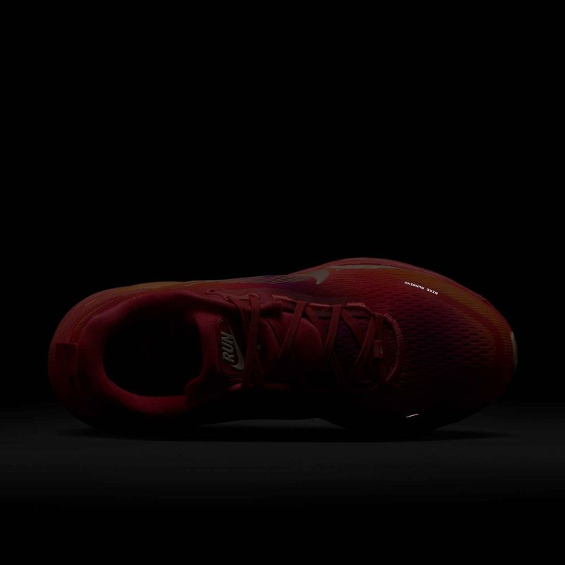 Кросівки для бігу жіночі Nike Vomero 18 SE ember glow/sweet beet/marrakesh/washed coral 10