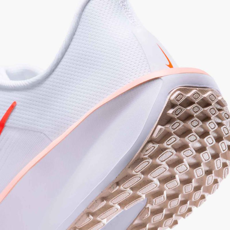 Кросівки для бігу жіночі Nike Quest 6 white / bright crimson / washed coral 9