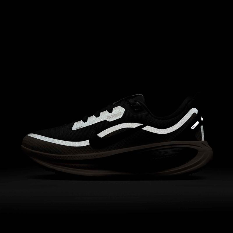 Кросівки для бігу жіночі Nike Vomero 18 GORE-TEX black/crimson tint/black/black 8