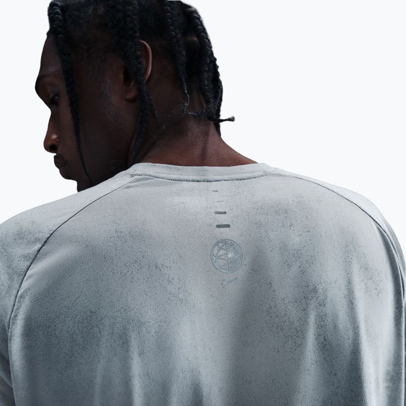 Лонгслів для бігу чоловічий Nike Stride Dri-Fit ADV light smoke grey 4