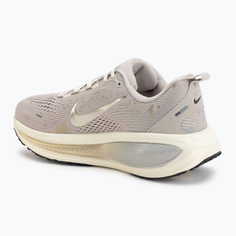 Кросівки для бігу жіночі Nike Vomero 18 SE cream ii/coconut milk/metallic gold grain 3