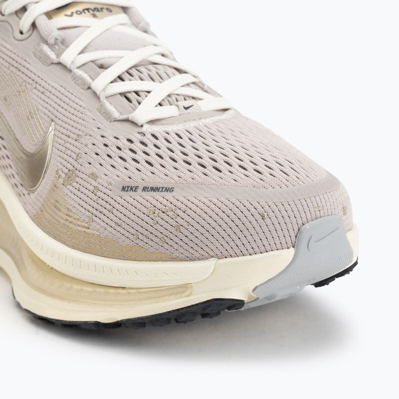 Кросівки для бігу жіночі Nike Vomero 18 SE cream ii/coconut milk/metallic gold grain 7