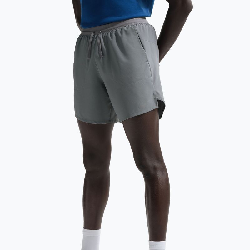 Чоловічі бігові шорти Nike Stride Dri-Fit Brief-Lined 7" smoke grey