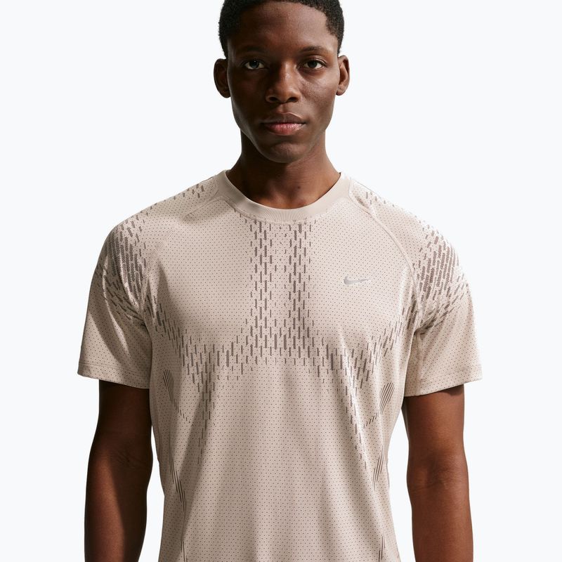 Чоловіча бігова футболка Nike Stride Dri-Fit ADV cream li/mink brown 2