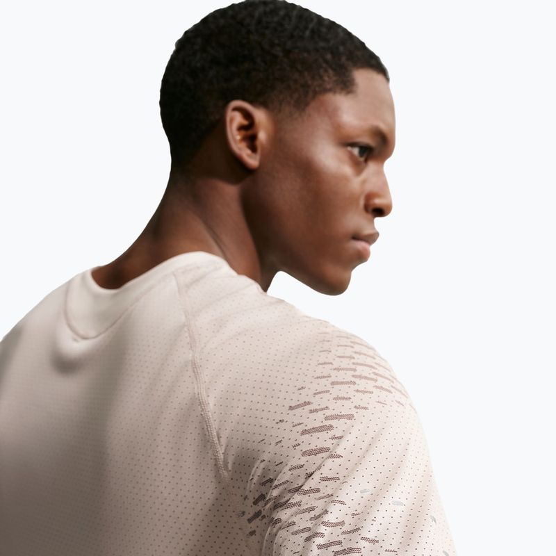 Футболка для бігу чоловіча Nike Stride Dri-Fit ADV cream li/mink brown 5