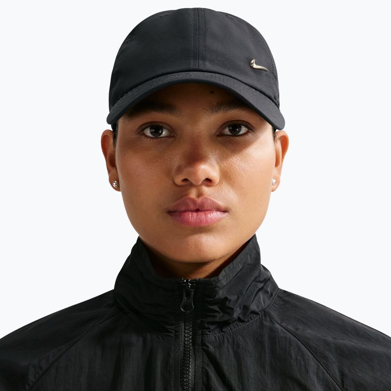 Кепка Nike Dri-Fit Club Unstructured Metal Swoosh 2026 black/metallic gold 3