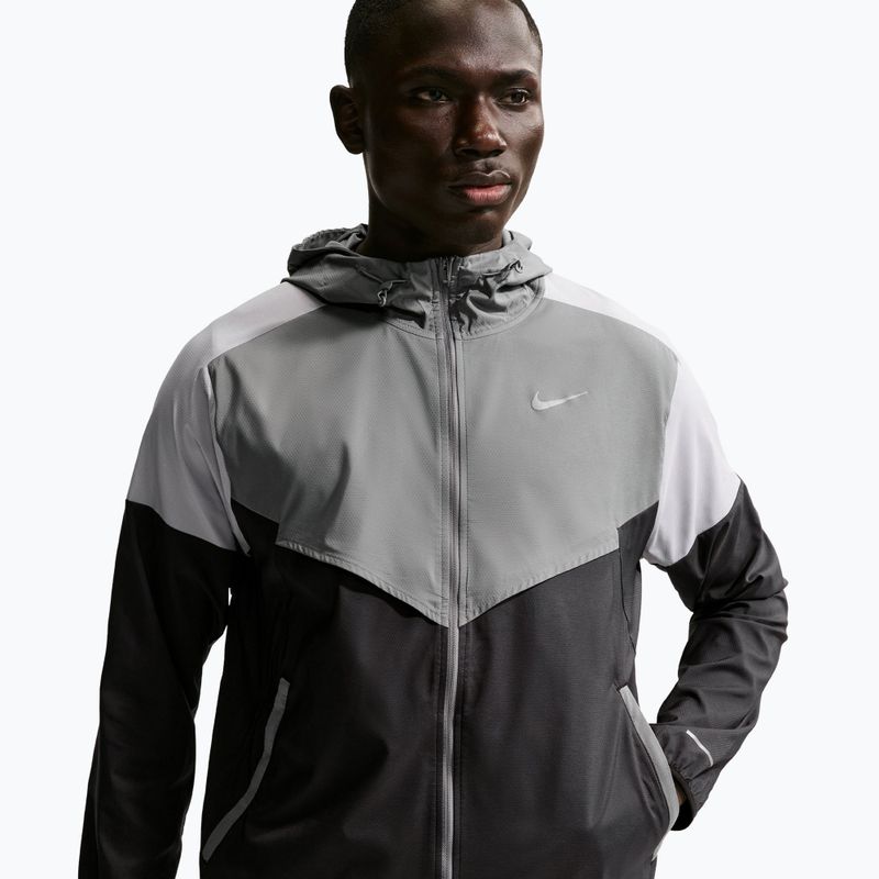 Чоловіча куртка для бігу Nike Impossibly Light Windrunner smoke grey/wolf grey/black 4