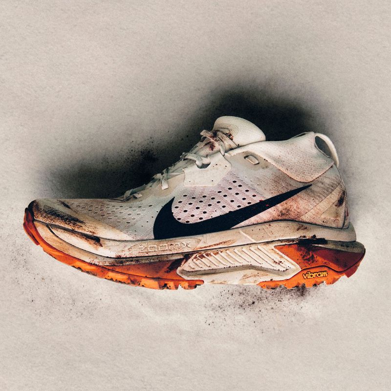 Жіночі бігові кросівки Nike ACG Zegama Trail summit white/phantom/safety orange/black 8