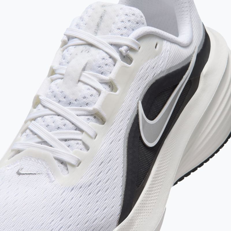 Кросівки для бігу жіночі Nike Downshifter 14 white/summit white/metallic silver 7